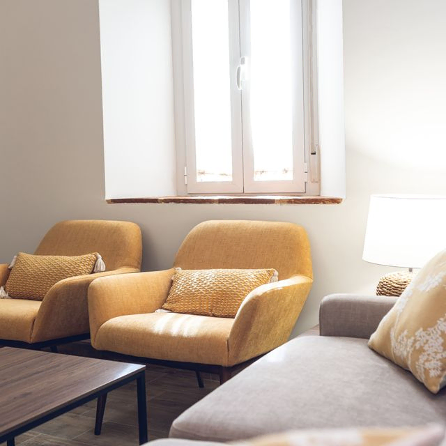 salón con sofá y sillones